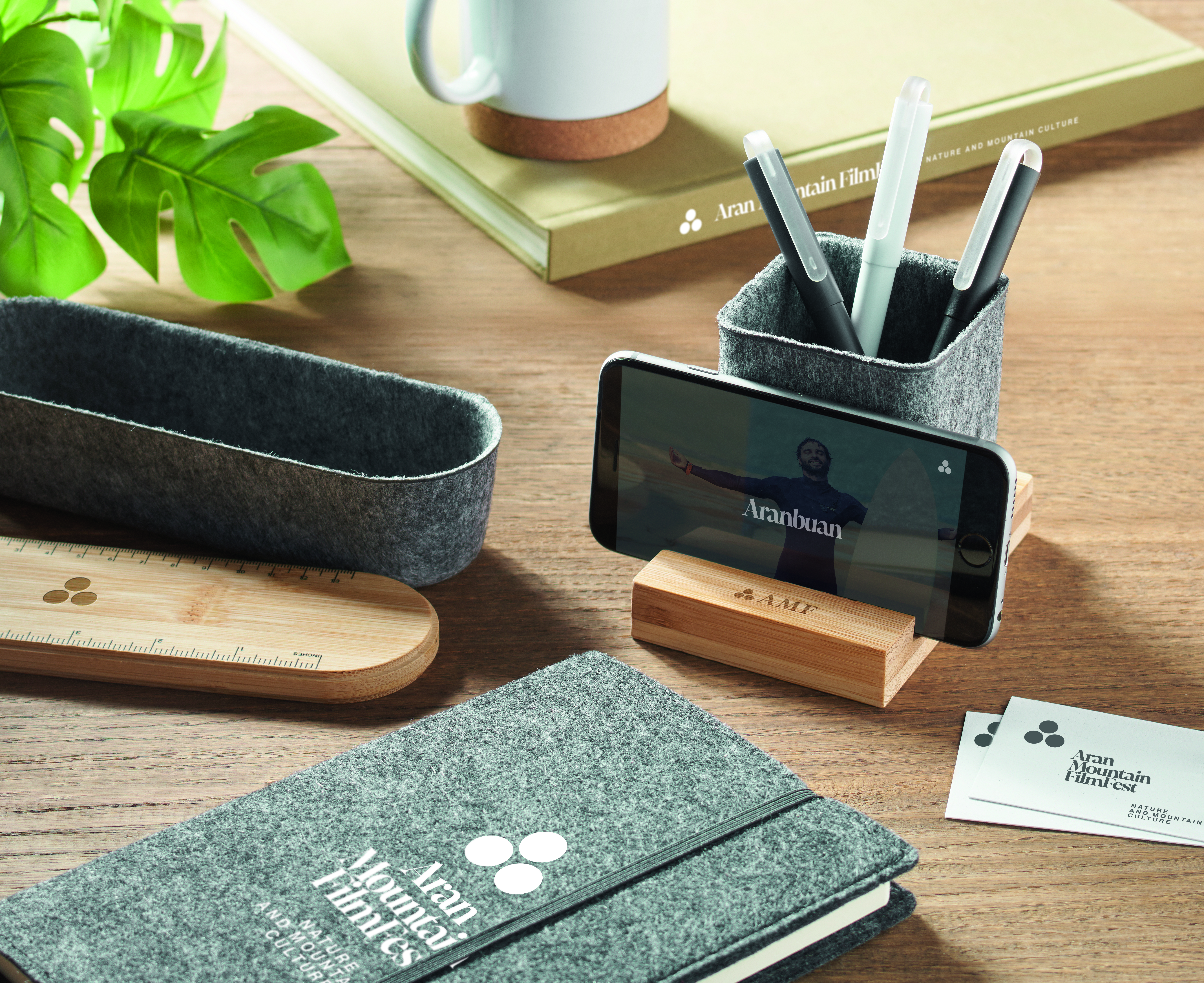 Stiftehalter OROSTAN aus RPET-Filz mit Bambus Smartphone-Halter