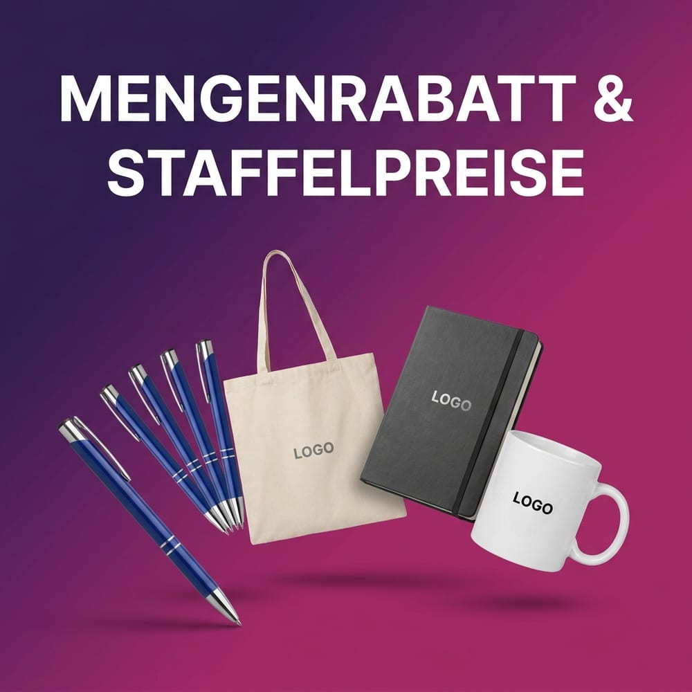 Mengenrabatt und Staffelpreise bei Werbeartikeln – bedruckte Kugelschreiber, Baumwolltasche, Notizbuch und Tasse als Mengenstaffel schwebend vor violettem Verlauf