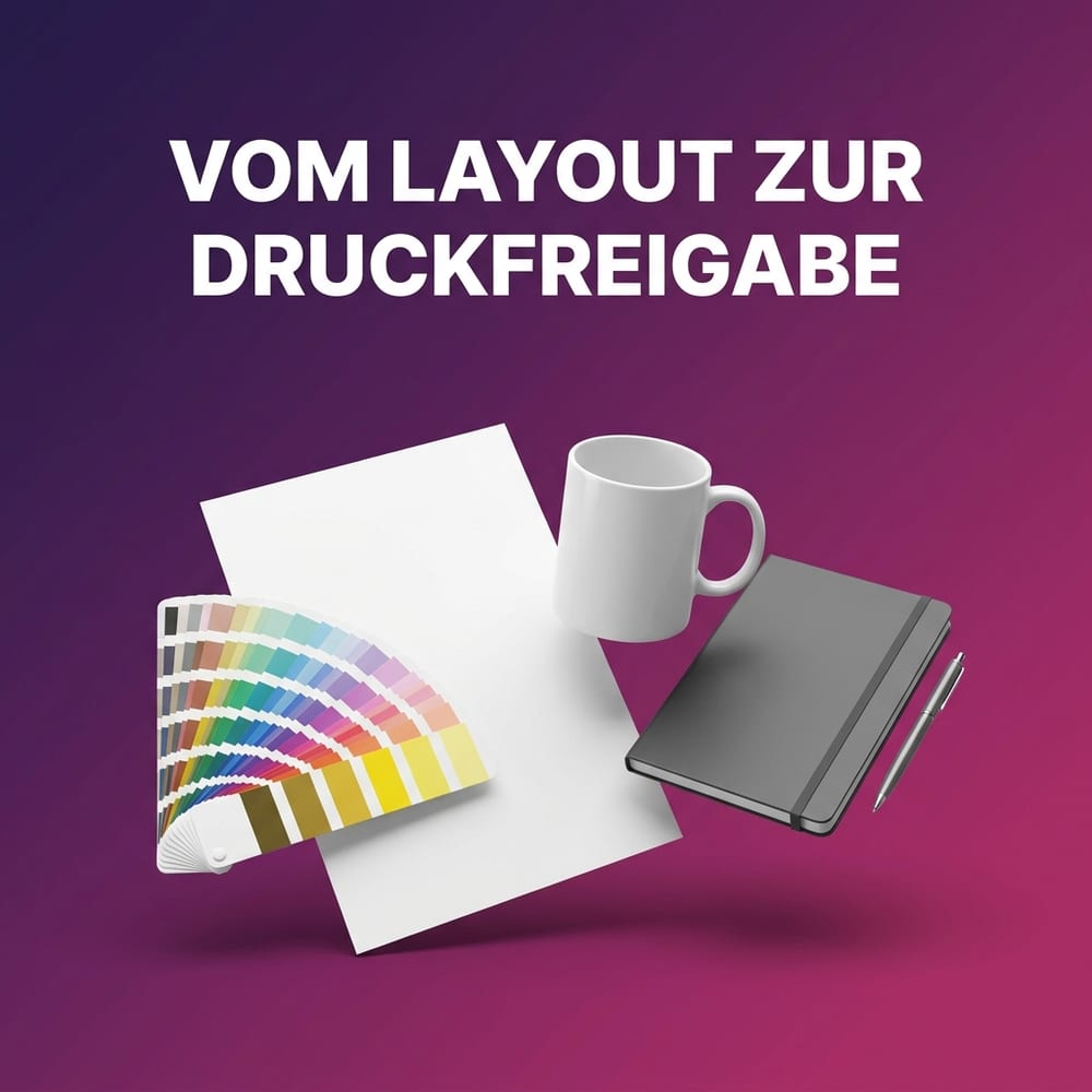 Druckfreigabe bei Werbeartikeln – Layoutausdruck, Farbfächer und ein weißer Keramikbecher als Handmuster auf einem Schreibtisch