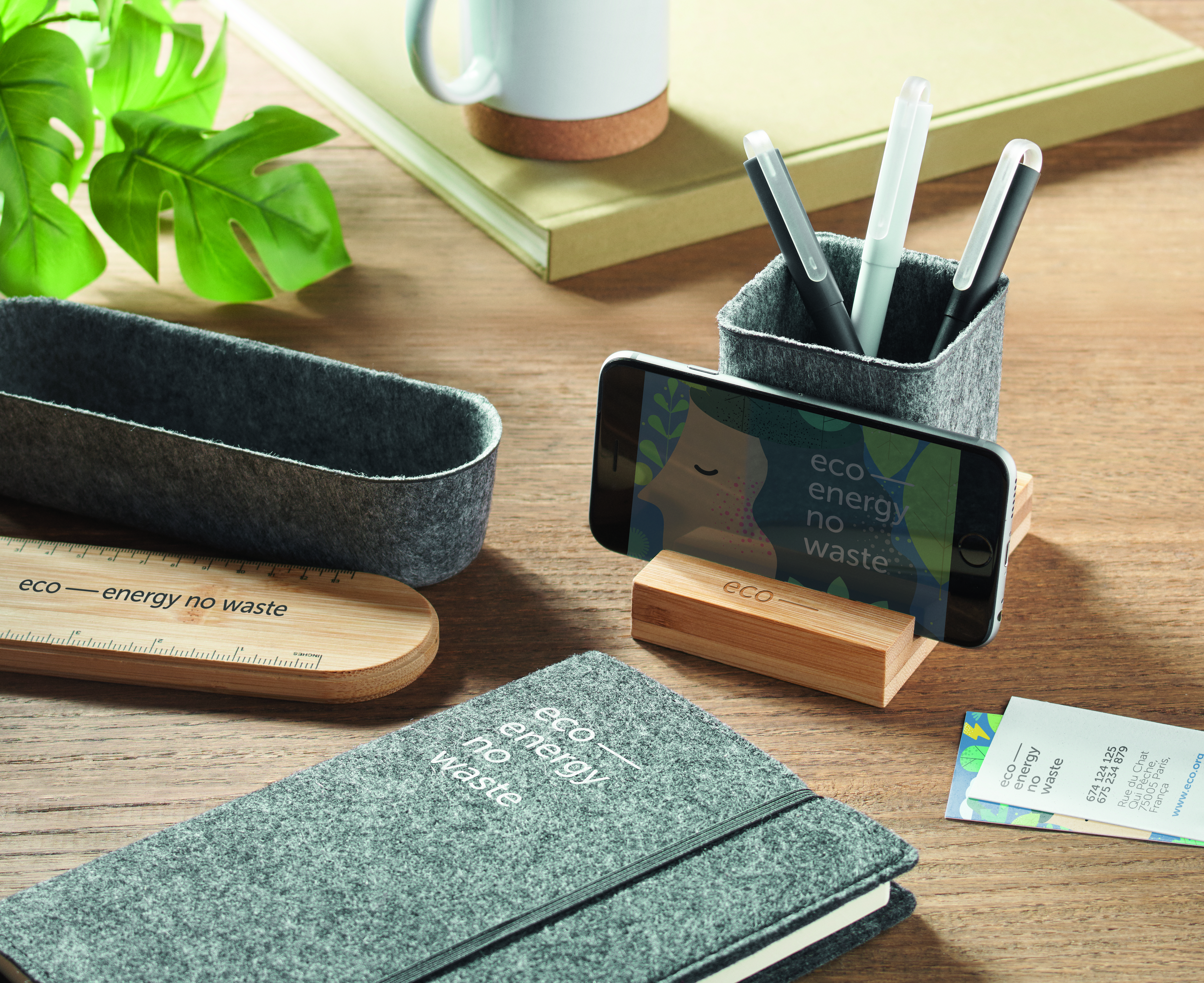 Stiftehalter OROSTAN aus RPET-Filz mit Bambus Smartphone-Halter